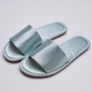 Slippers vrouwen zomer thuis vloer comfort faux zijden meisjes trouwschoenen anti-slip dame indoor flat dia's vrouwelijke strand slippers flops