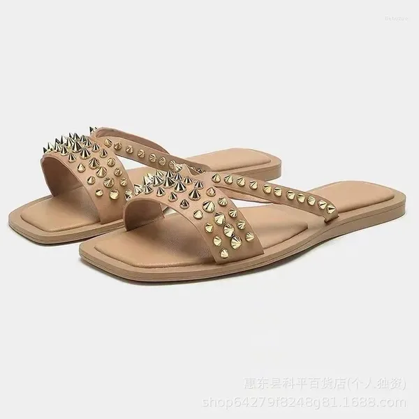 Zapatillas Mujer Zapatos de verano Sandalias de tacón beige Punta cuadrada Remache Diapositivas Bajo Pantofle Negro 2024 Tela plana PU Pezuña de goma