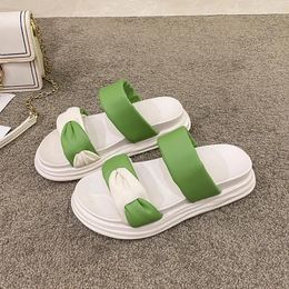 Las zapatillas usan sandalias de bromista sin deslizamiento de fondo plano casual y con suelas gruesas de moda en verano