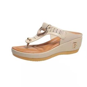 Pantoufles femmes nouvelles sandales d'été bout ouvert chaussures de plage bascule coin confortable mignon grande taille Chaussure H24032821ZW