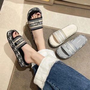 Slippers dames zomer modieuze designer platform letters buiten slijtage dikke bodem verhoogde grote grootte sandalen voor vrouwen