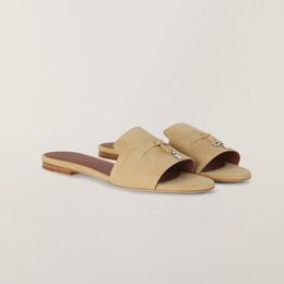 Zapatillas para mujer de calidad superior LP Summer Charms Slipper Street Pendant Flat Wooden Bottom Moda Cómodas sandalias casuales de lana 230421