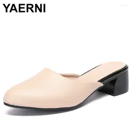 Slippers Yaerni 2024 vrouwen zomerkantoor dame dame dia mode vrouwelijke med heel sandalen casual muilezels echte lederen vrouw schoenen