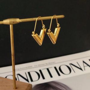 Sliver Gold Hoop Designer V Moucles d'oreilles pour femmes 18 km plaque à or triangle brillant lumière avec lettres de mode étalon de personnalité rétro pour les bijoux de fête Amateur de cadeaux