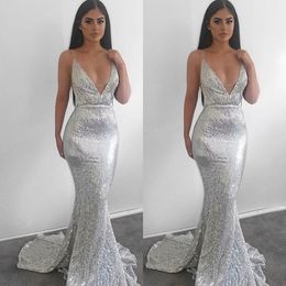 Vestido de fiesta de sirena brillante plateado Correas espaguetis sexy Escote en v Sin espalda Tren de barrido Lentejuelas 2018 Vestidos de fiesta Vestido de noche glamoroso Barato