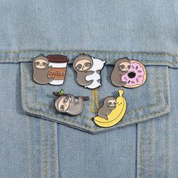 Luiaard met bananendessert koffie email Pinnen cartoon dier schattige reversbadge rugzak kleding decoratieve metalen broches sieraden