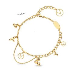 Slytherin Jewlery Small Flower Bracelet Designer Pink Enumel Letter Crystal Gold Pared Charm Bracelets Luxe Fashion Elegant Mens Bijoux Fouille Girl Daily Party