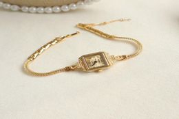 Petite et délicate Luxury Luxury Fine montre une chaîne de main rétro Type carré Gold Placing Bracelet Bracelet pour femmes 6227L7897591