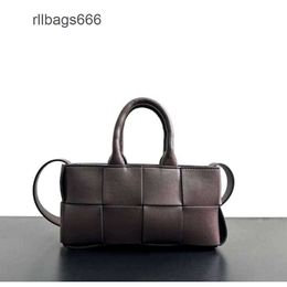 Bolsas pequeñas Bolsos de cercanías Capacidad 2024 Tote Bag Bag Bag Texture Arco Nuevo diseñador grande Venetass Bottegs para mujer Totas tejidas Uzez