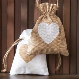 Kleine jute wraps hart geschenkzakken met trekkoord jute doek voor de voorkeur voor zakjes voor bruiloft douchefeest kerst valentijnsdag diy ambacht