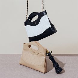 Petit parfum léger luxe en cuir de luxe sac à main de mode commerciale de mode de banlieue femelle baotou couche à vache à haut sens sac de chaîne de diamants