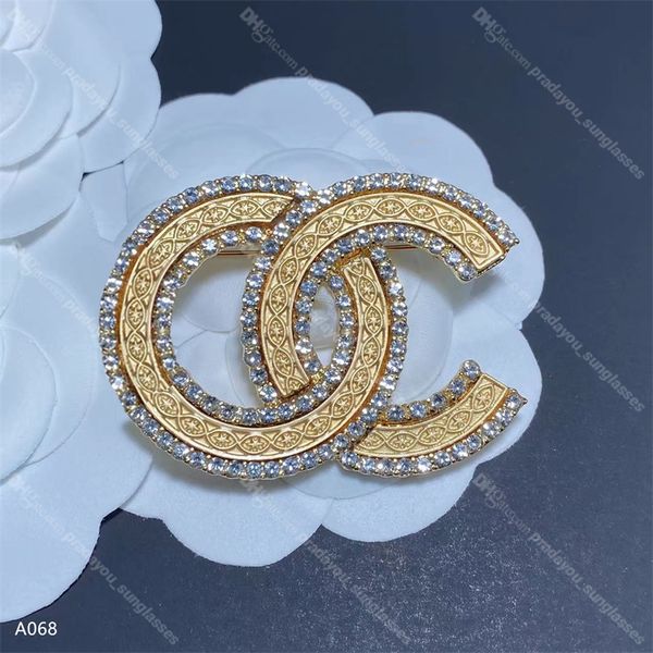 Broches de diamantes de estilo pequeño y fragante, alfileres femeninos, broches dorados de diamantes de imitación versátiles, venta al por mayor