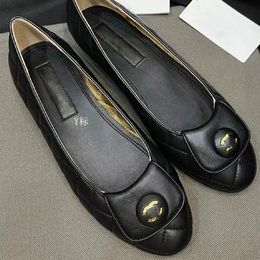 Petit vent parfumé noir or Ling Ge chaussures simples à semelle plate tête ronde pour femmes petit rabat boucle en métal chaussures de ballet à bouche peu profonde chaussures simples en cuir véritable