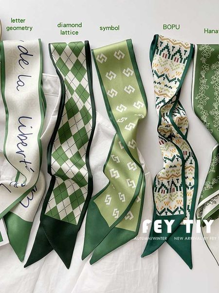 Pequeñas bufandas femeninas verdes en blanco y suave se combinan con cintas estrechas, diademas, diademas, bolsas y bufandas largas y decorativas