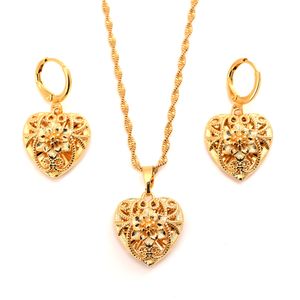 Collier avec pendentif en forme de petit cœur, feuilles et fleurs, chaîne en or massif fin 18 carats, bijoux romantiques d'amour, à la mode pour femmes et filles, joli cadeau