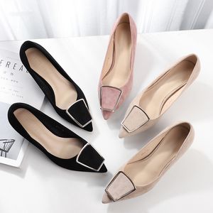 Pequeños zapatos de tacones altos Mujer Slip Ons Flock Faux Suede puntiagudo punteado con punta elegante bombas de boda mujeres sandalias de metal de hebilla sólida 210520