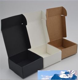 Kleine doos van kraftpapier, handgemaakte zeepkist van bruin karton, witte geschenkdoos van ambachtelijk papier, zwarte verpakking, sieradendoos 8567662