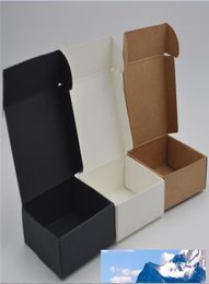 Kleine doos van kraftpapier, handgemaakte zeepkist van bruin karton, witte geschenkdoos van ambachtelijk papier, zwarte verpakking, sieradendoos 8569177
