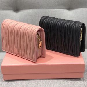 Petit portefeuille en cuir nappa matelassé Rabat avec fermeture à bouton-pression Logo en lettres métalliques Designer Woman Zipper Space Wallets Three Credit Card Slots Luxury Miu Purse