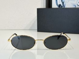 Petites lunettes de soleil ovales en métal doré / gris foncé.
