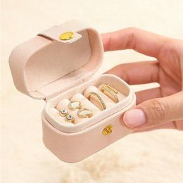 Pequeña caja de almacenamiento de joyería portátil PU Cuero Organizador de viaje Anillo Pendientes Mini Display Case Holder Paquete de regalo Oiujw