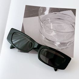 Petites lunettes de soleil rectangulaires 40245 noir/gris foncé pour femmes, lunettes de luxe, lunettes de styliste UV400