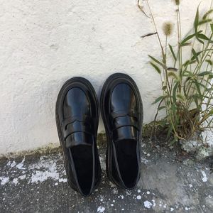 Kleine schoenen Britse stijl lederen eenvoudige damesschoenen zwart en wit met patroon Veelzijdige dames lente ronde neus Loa821