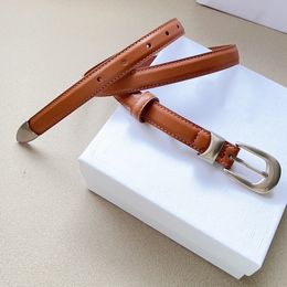 Petite ceinture en cuir brun skinny avec boucle argentée Boucle Femmes Designer en cuir à gain de ceinture en cuir