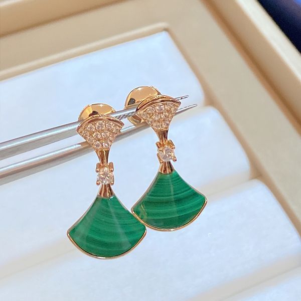 Boucles d'oreilles petites jupes d'une marque de luxe Boucles d'oreilles en nacre festonnées de créateur Bijoux de mariage élégants et luxueux Haute qualité, ne se décolorent pas