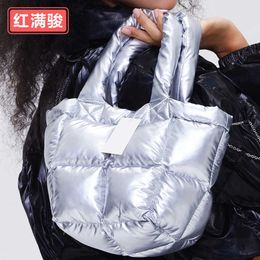 Petit sac en duvet doux pour femme, sac à bandoulière simple en coton spatial à la mode et minimaliste, sac à main carré en coton rempli, nouveau style 230831