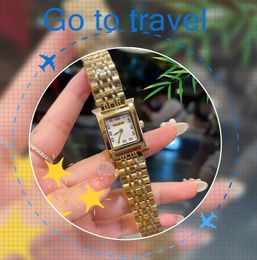 Kleine vierkante wijzerplaat Quartz Fashion Watch Business Leisure Klok Vrouw Fijne roestvrijstalen band Populaire Retro Twee pins Digitaal nummer Armband Horloges moedergeschenken