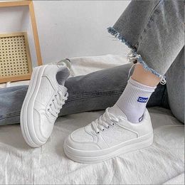 Petites chaussures blanches pour femmes, nouvelle mode pour étudiantes japonaises, chaussures décontractées à semelles épaisses, bonnes avec des chaussures à pain à gros orteils oo1, 2022