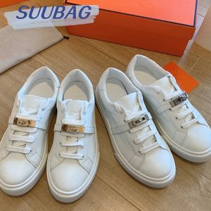 Petites chaussures blanches boucles en métal pour femmes plates basses à lacets sportives confort à l'intérieur augmenter les hommes et les femmes décontractées couples de grande taille baskets