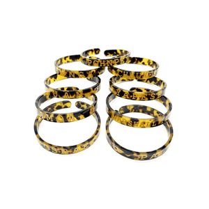 Bracelets en écaille de tortue de petite largeur, avec noms de fleurs et d'îles dorées, Q0717