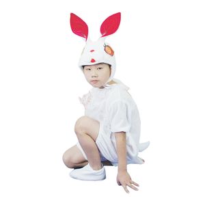 De petits animaux intelligents et adorables dans les pièces pour enfants, lapins à oreilles rouges en costumes de performance