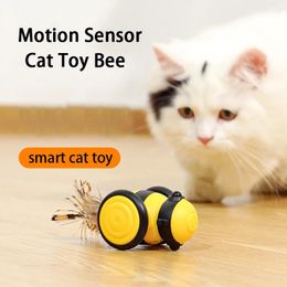 Smart Cat Toy Car Cute Bee Running Car Cat Toys Interactive Cat Sticks Teaser Feather Movimiento aleatorio Electric Pet Cat Toys 240226