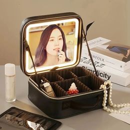 Smart LED Cosmetic Case met Mirror Cosmetic Bag Travel Make -uptas voor vrouwen schoonheidssprofessionals Professional Nail Tool Make -upbox 240504