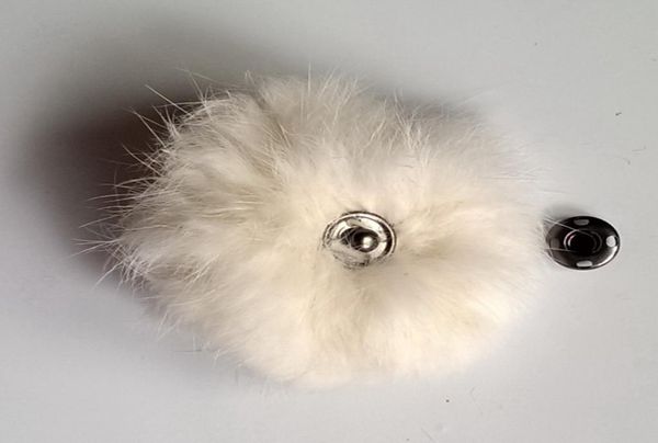 Accesorios de bolas de pompones de piel de conejo inteligentes con botón a presión de metal PomPom para decoración y entrega rápida5695796