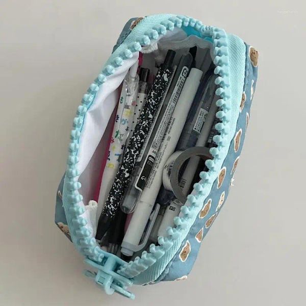 Trousse à crayons imprimée bleu lisse, boîte de papeterie moderne minimaliste de grande capacité, rangement de couleur à la mode, petit ours