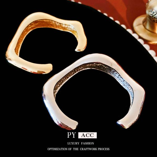 Bracelet torsadé géométrique lisse avec style individualisé froid, boucles d'oreilles haut de gamme à la mode, artisanat exagéré et en petit groupe