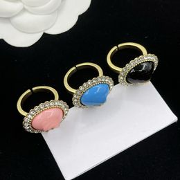 Hueso de serpiente Diseño de cadena de latón Collares Pendiente Anillo Rosa Azul Blanco Esmalte Micro incrustaciones Doble letra Suéter Cadena Collar largo Mujer Colgantes de diamantes de imitación