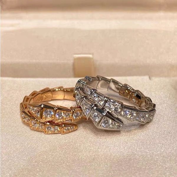 Serpiente llena de diamantes Anillo para mujer Anillo de diseñador de moda de lujo Personalidad clásica Diseño de hueso de serpiente Anillos de diseñador de alta calidad para hombres y mujeres con el mismo estilo