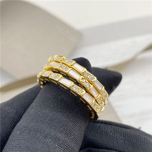 Anillo de hueso de serpiente Fritillaria blanca en forma de serpiente, anillo de dedo índice de diseño de lujo con incrustaciones de oro rosa para mujer, anillo en stock