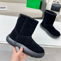 Botas de nieve con tobillo a presión Botas de cuero de gamuza de piel de oveja Tacones de invierno sin cordones Zapatos de moda para mujer Zapatos planos Piel en cuero Punta redonda Calzado de fábrica de diseñador de lujo