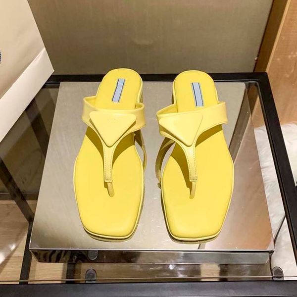 Zapatilla de deporte zapatilla de piel de mujer de felpa zapatilla de piel de visón alto Interior del baño de la playa del hotel zapatillas de cuero imprescindibles de moda y de alta calidad Enviar calcetines