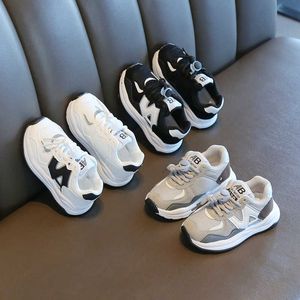 Sneakers 2022 Autumn Babyschoenen 1-9 jaar oude zachte zool voor jongens en meisjes Leather Koreaanse editie Sporttrend 3 H240510