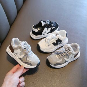 Sneakers 2022 Automne Nouveau bébé chaussures 1-9 Soft Souged for Boys and Girls Korean Leather Sports H240510