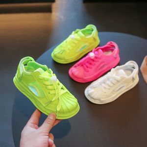 Sneakers 2022 Summer Girl's schoenen Ademhol uit Hollow Out Casual Sneakers Nieuwe Fashion Boys Shoes For Children, niet -slip kinderplatformschoenen