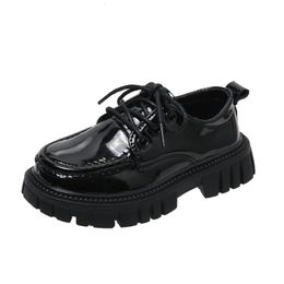 Zapatillas 2023 zapatos de cuero para niñas miércoles negros rendimiento primavera otoño princesa primaria 230815
