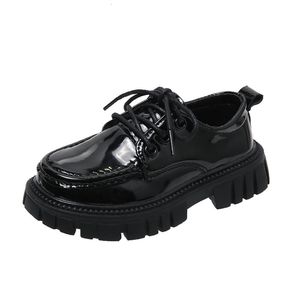 Sneakers 2023 Girls lederen schoenen zwart woensdag kinderen uitvoering lente herfst prinses elementaire school 230815